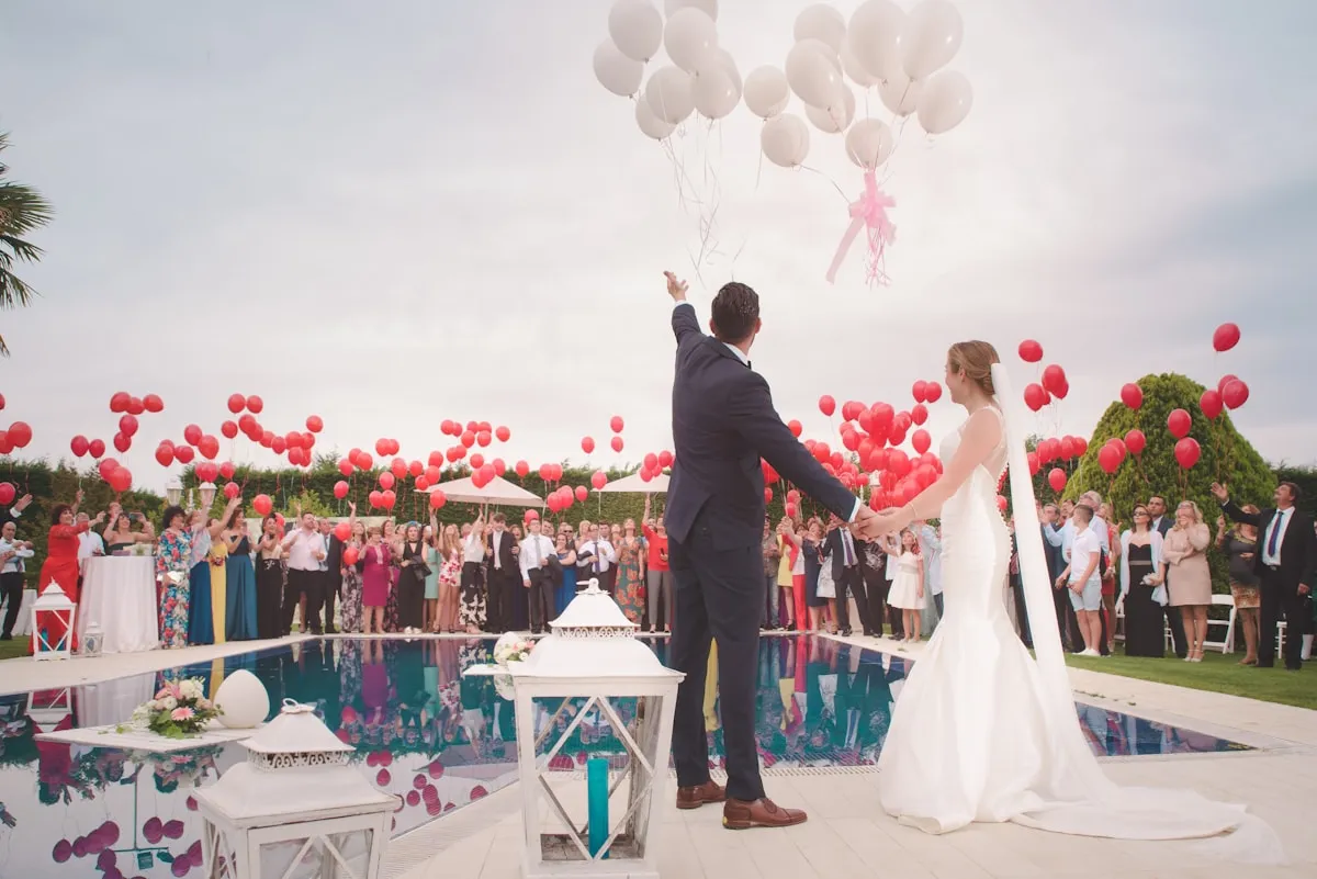 Invitados de boda en México entregando regalo personalizado a los novios