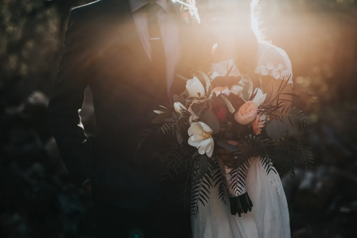 Mesa de boda con recuerdos útiles y personalizados para invitados