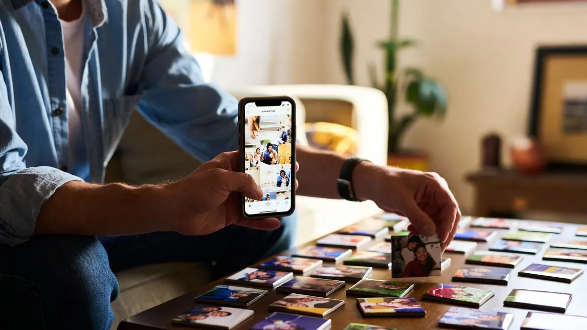 Pareja eligiendo la foto perfecta para su imán de boda