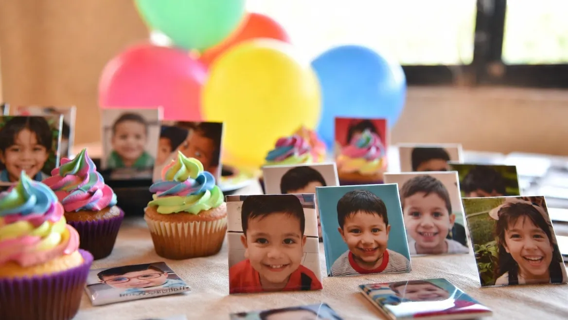 Mesa de XV años con recuerdos personalizados para calcular cantidades por invitado