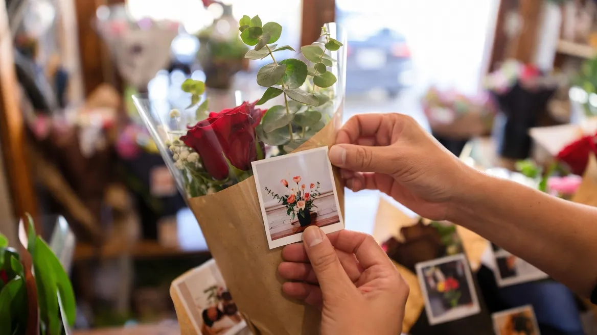 Florería usando imanes personalizados como detalle para clientes