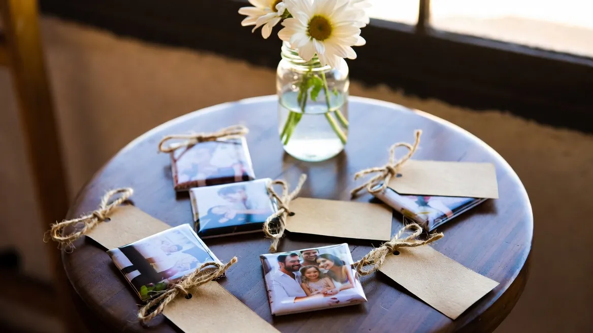 Mesa con recuerdos personalizados para calcular cuántos pedir para la primera comunión