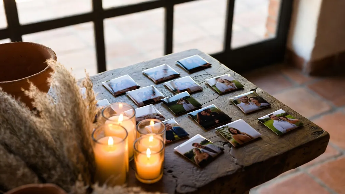 Mesa de recuerdos de boda con imanes fotográficos personalizados